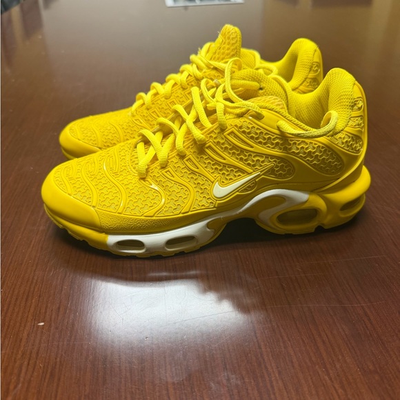 Nike Shoes - Nike Bright Yellow Sports Shoes